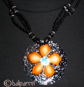 Necklaces With Shell And Glassbead