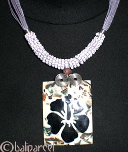 Necklaces With Shell And Glassbead