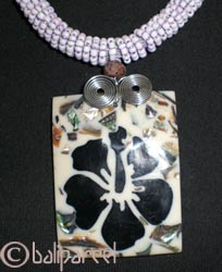 Necklaces With Shell And Glassbead