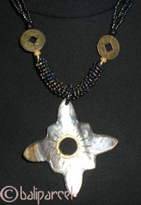 Necklaces With Shell And Glassbead