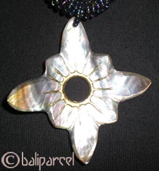 Necklaces With Shell And Glassbead