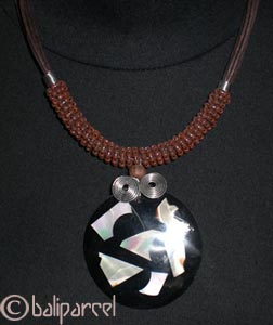 Necklaces With Shell And Glassbead