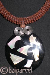 Necklaces With Shell And Glassbead