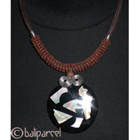 Necklaces With Shell And Glassbead