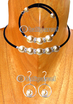 Set Of Necklace, Bracelet & Earring, Handmade From Rubber String With Pearl