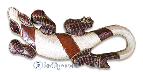 Singel Gecko Wall Plaque With Natural Leave, Handcarved From Albesia Wood  