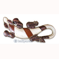 Singel Gecko Wall Plaque With Natural Leave, Handcarved From Albesia Wood  