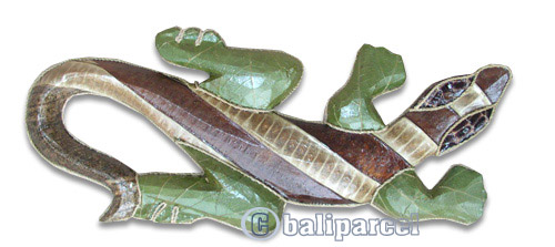 Singel Gecko Wall Plaque With Natural Leave, Handcarved From Albesia Wood  
