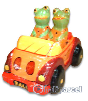 Wooden Miniatur Car With Frog, Handcarved From Albesia Wood