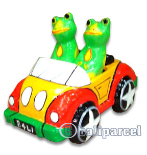 Wooden Miniatur Car With Frog, Handcarved From Albesia Wood