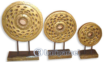 Wooden Stand Medallion Set Of  3, Hand Carved From Albesia Wood