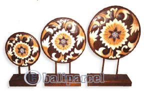 Wooden Stand Medallion Set Of  3, Hand Carved From Albesia Wood