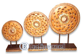 Wooden Stand Medallion Set Of  3, Hand Carved From Albesia Wood