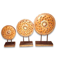 Wooden Stand Medallion Set Of  3, Hand Carved From Albesia Wood