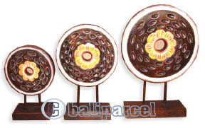 Wooden Stand Medallion Set Of  3, Hand Carved From Albesia Wood