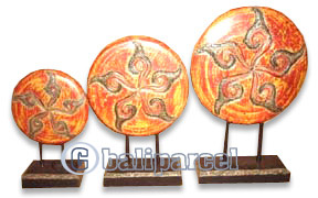 Wooden Stand Medallion Set Of  3, Hand Carved From Albesia Wood