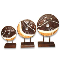 Wooden Stand Medallion Set Of  3, Hand Carved From Albesia Wood