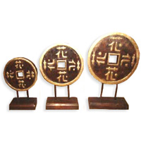 Wooden Stand Medallion Set Of  3, Hand Carved From Albesia Wood