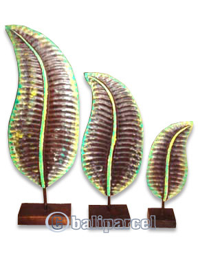 Wooden Stand Medallion Set Of  3, Hand Carved From Albesia Wood
