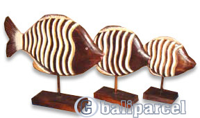 Wooden Stand Medallion Set Of  3, Hand Carved From Albesia Wood