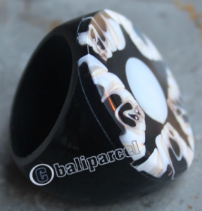 Ring, Made From Resin And Shell 