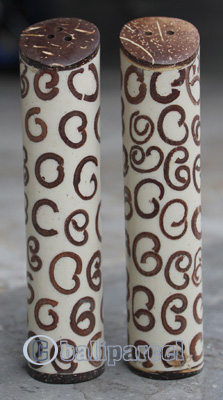 Salt And Pepper Shaker, Handmade From Resin Inlaid With Cinamon