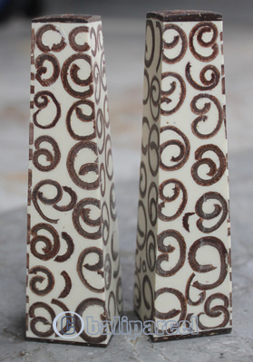 Salt And Pepper Shaker, Handmade From Resin Inlaid With Cinamon