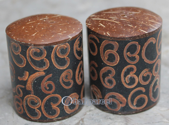 Salt And Pepper Shaker, Handmade From Resin Inlaid With Cinamon