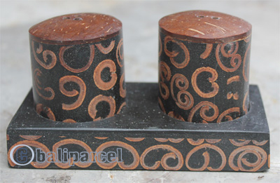 Salt And Pepper Shaker, Handmade From Resin Inlaid With Cinamon