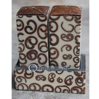 Salt And Pepper Shaker, Handmade From Resin Inlaid With Cinamon