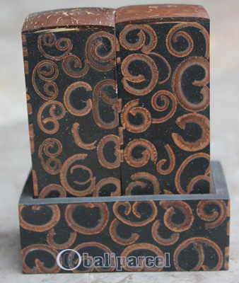 Salt And Pepper Shaker, Handmade From Resin Inlaid With Cinamon