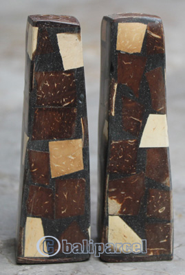 Salt And Pepper Shaker, Handmade From Resin Inlaid With Coconut ShellSalt And Pepper Shaker, Handmade From Resin Inlaid With Coconut Shell