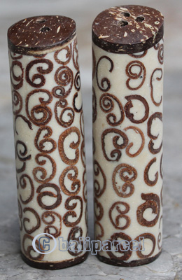 Salt And Pepper Shaker, Handmade From Resin Inlaid With Cinamon
