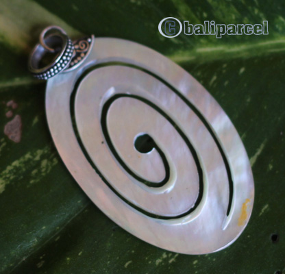 Pendant With Shell And Silver