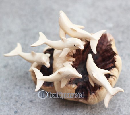Wooden 5 Dolphins With Parasite Wood