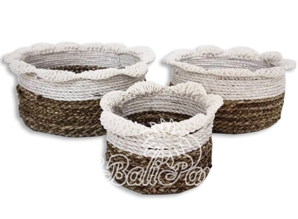 Beautiful Home Decoration Basket , Handmade With Synthetic String Inlaid With Water Hyacinth Set Of 3