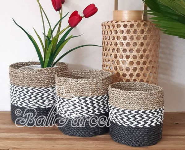 Beautiful Home Decoration Basket , Handmade With Synthetic String Inlaid With Water Hyacinth Set Of 3