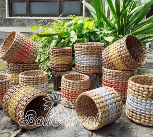 Beautiful Home Decoration Basket , Handmade With Synthetic String Inlaid With Water Hyacinth Set Of 2