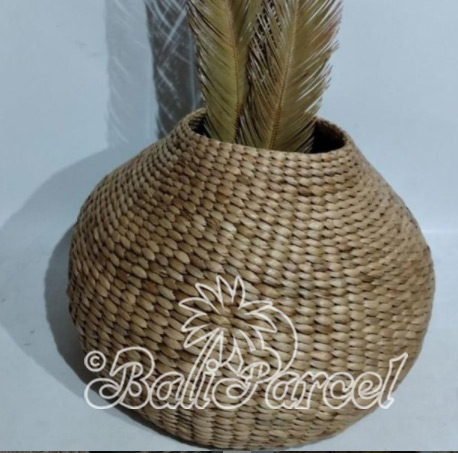 Beautiful Home Decoration Basket, Handmade With Synthetic String Inlaid With Water Hyacinth
