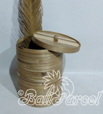 Beautiful Home Decoration Basket , Handmade With Bambu String Inlaid With Water Hyacinth